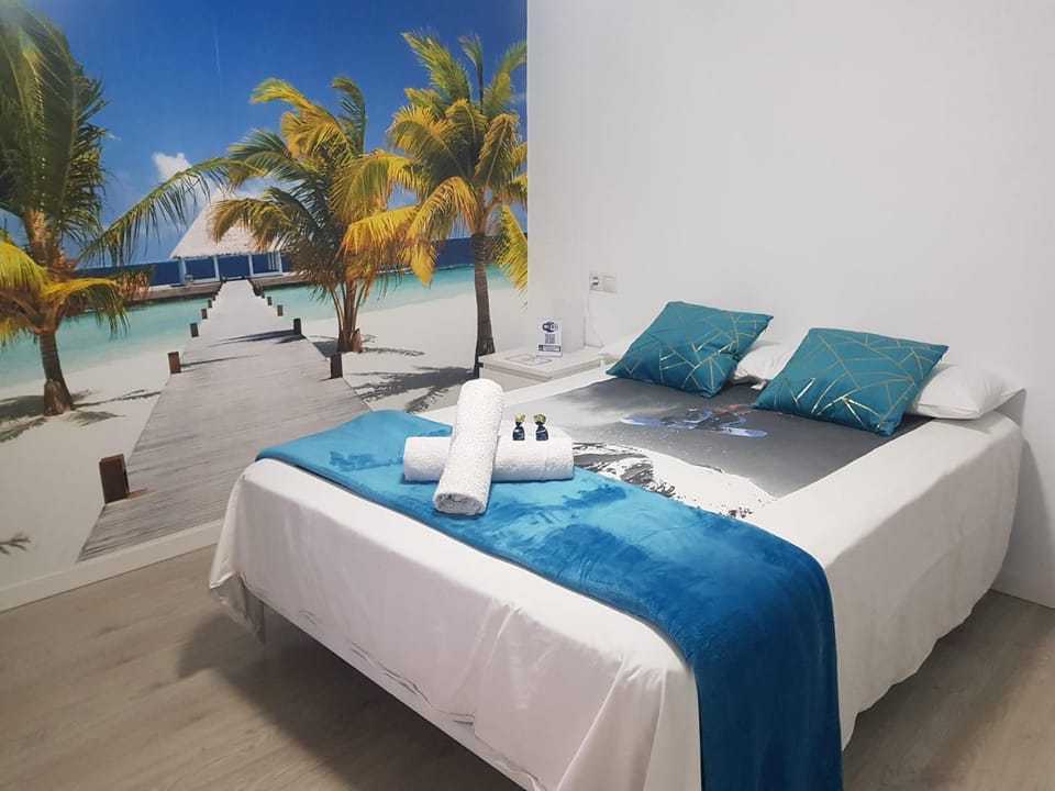 Bed, Bedroom, towels