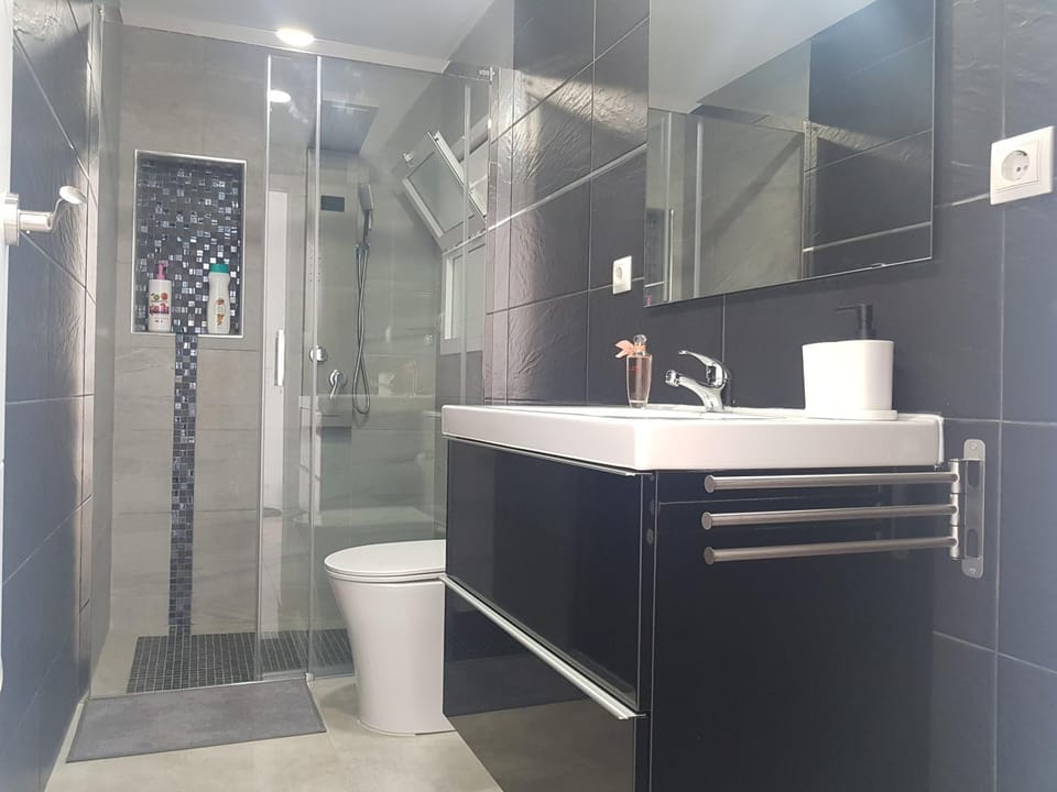 Shower, Toilet