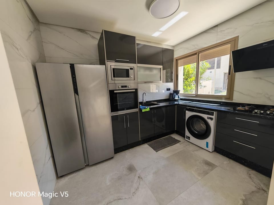 Kitchen or kitchenette, oven, washing machine