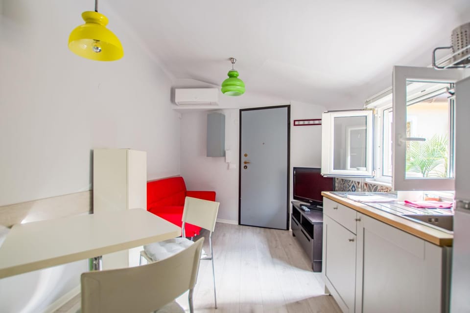 Kitchen or kitchenette, Living room, Seating area, Dining area, stove, air conditioner