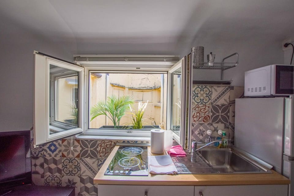 Kitchen or kitchenette, minibar, stove