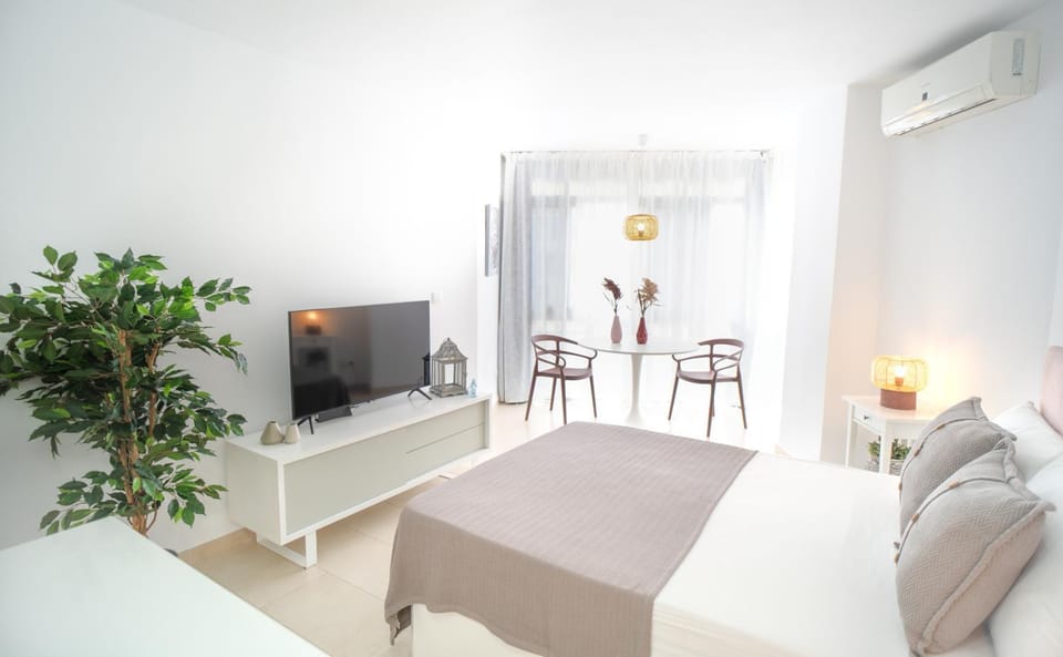 Bed, TV and multimedia, Bedroom, Entertainment, air conditioner