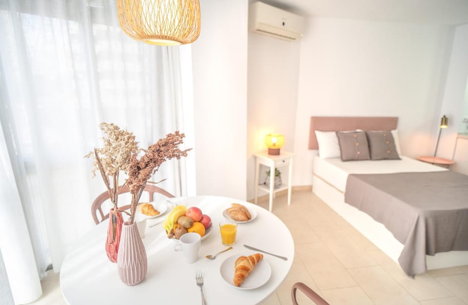 Bed, Living room, Food and drinks, Bedroom, Food, Breakfast, air conditioner