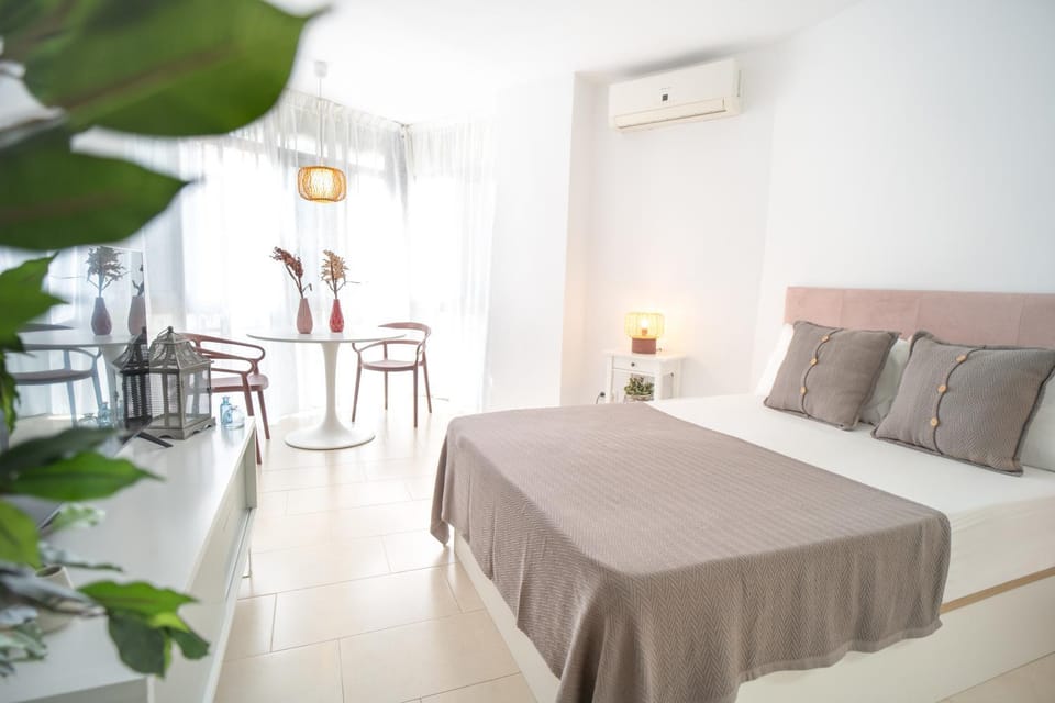 Property building, Food and drinks, Food, Breakfast, air conditioner