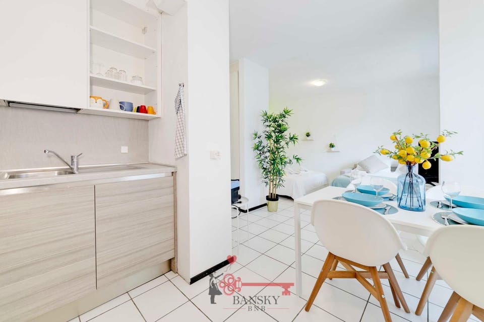 Kitchen or kitchenette, Dining area, stove