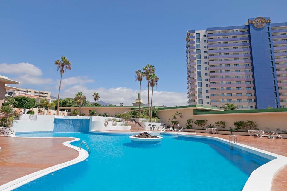 Pool view, Swimming pool, sunbed