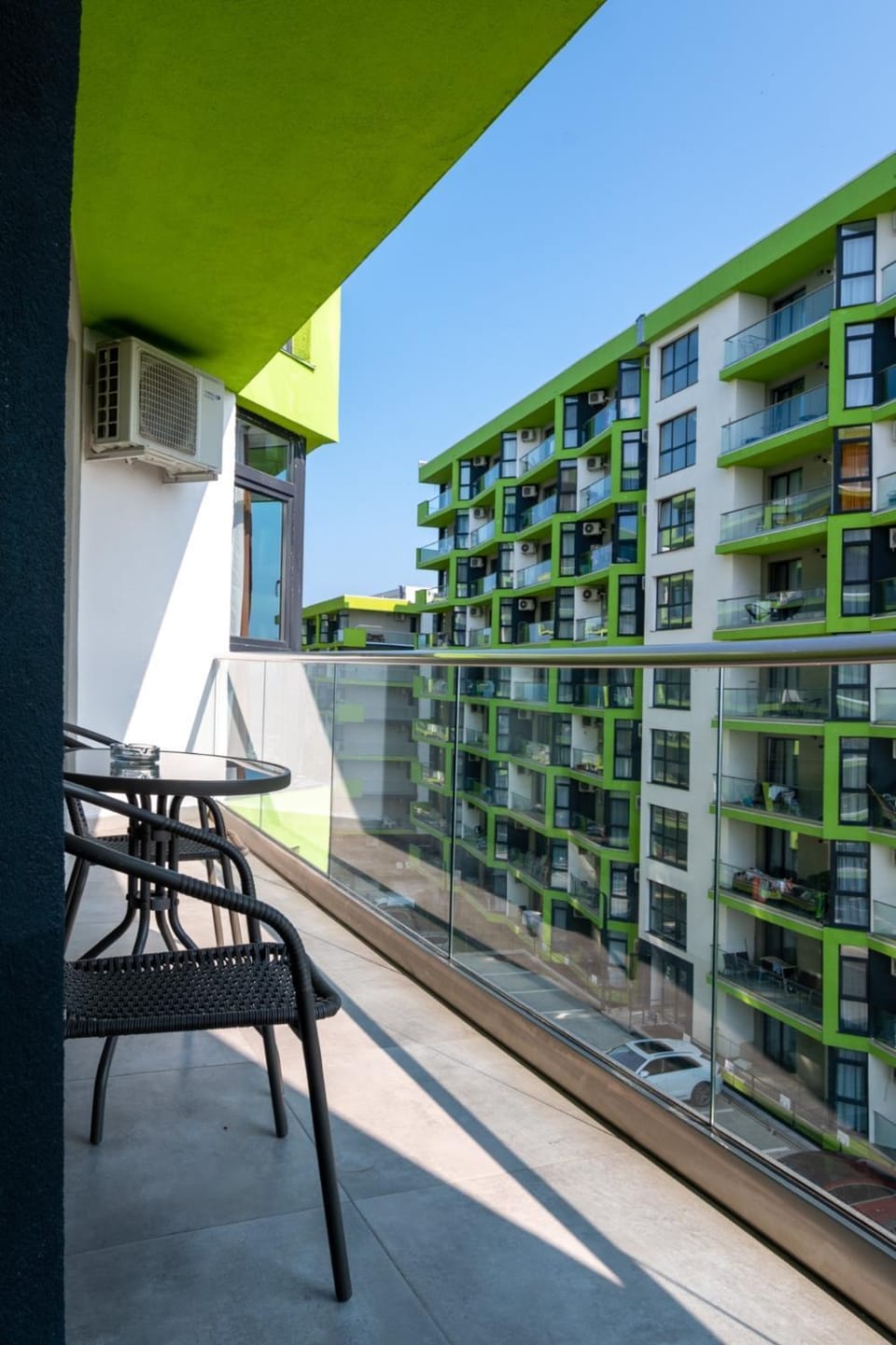 Property building, Day, Balcony/Terrace