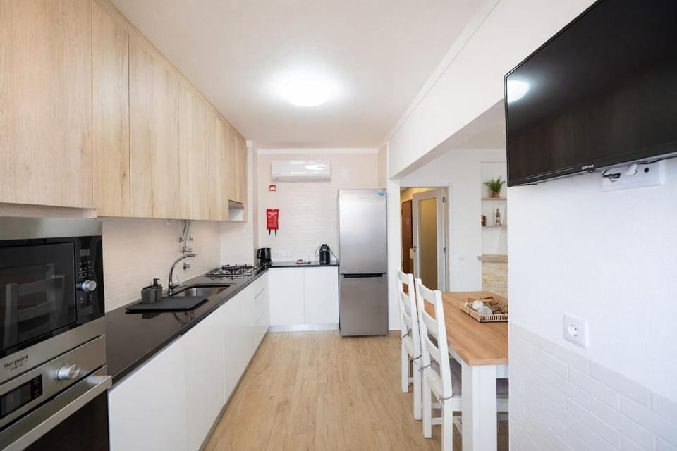 TV and multimedia, Kitchen or kitchenette, Dining area, dishwasher, oven, stove