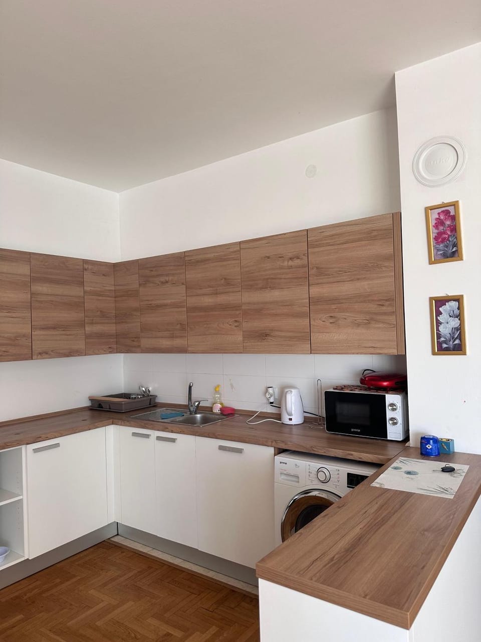 Kitchen or kitchenette, minibar, stove
