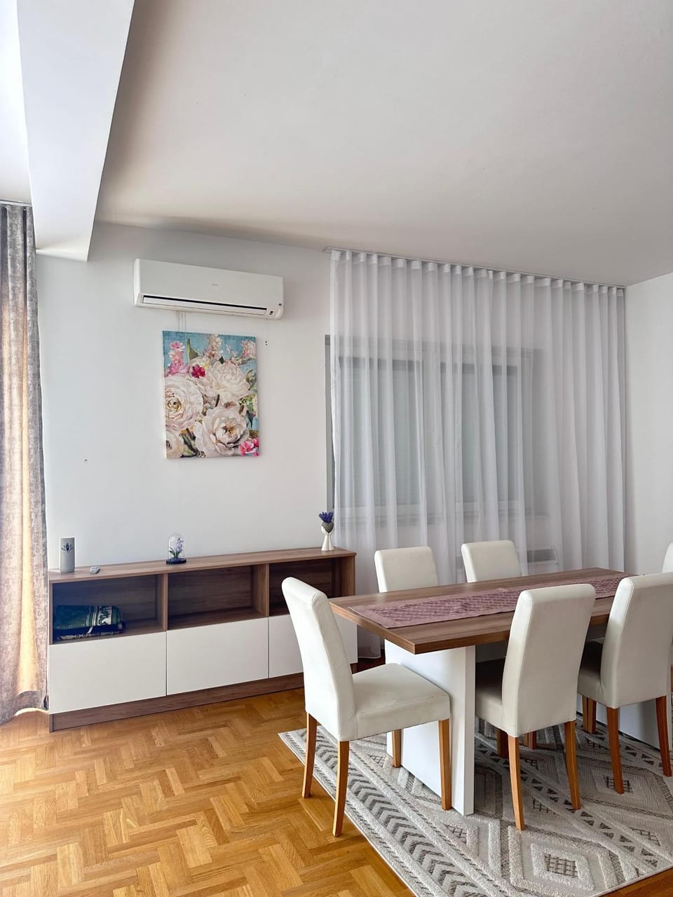 Seating area, Dining area