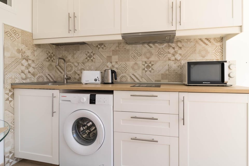 Kitchen or kitchenette, minibar, washing machine