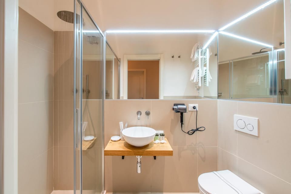 Shower, Toilet, Bathroom, heating, towels