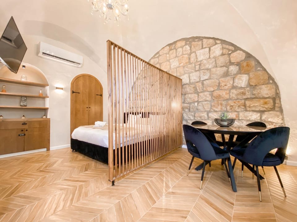 Bed, Photo of the whole room, Seating area, Dining area, Bedroom, air conditioner