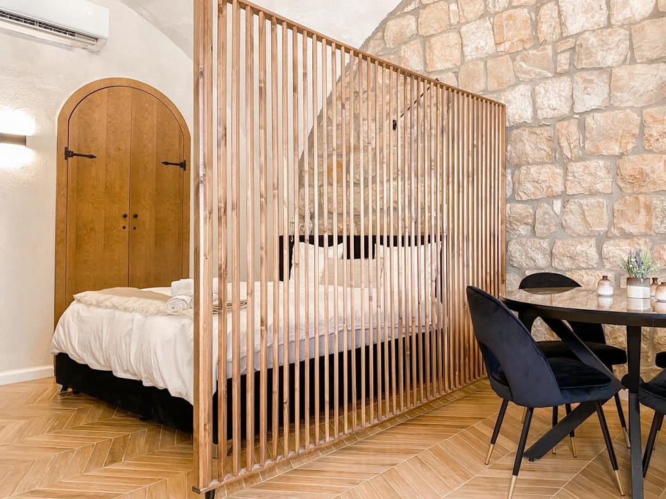 Bed, Dining area, Bedroom, wardrobe