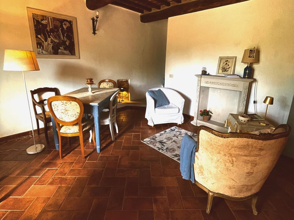 Living room, Seating area, Dining area, Breakfast, Dinner