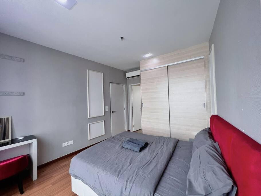 Bed, Photo of the whole room, Bedroom, wardrobe, air conditioner