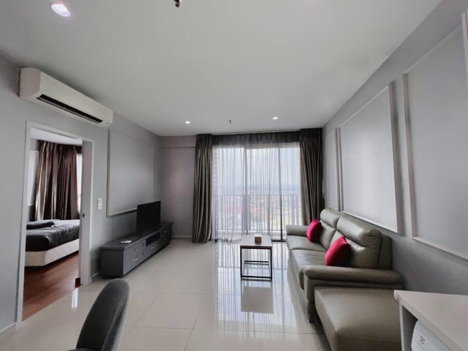 TV and multimedia, Living room, Seating area, air conditioner