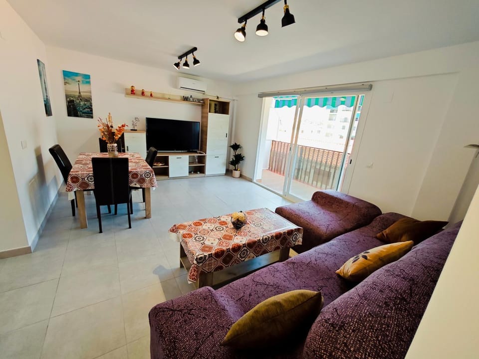 Communal lounge/ TV room, TV and multimedia, Dining area