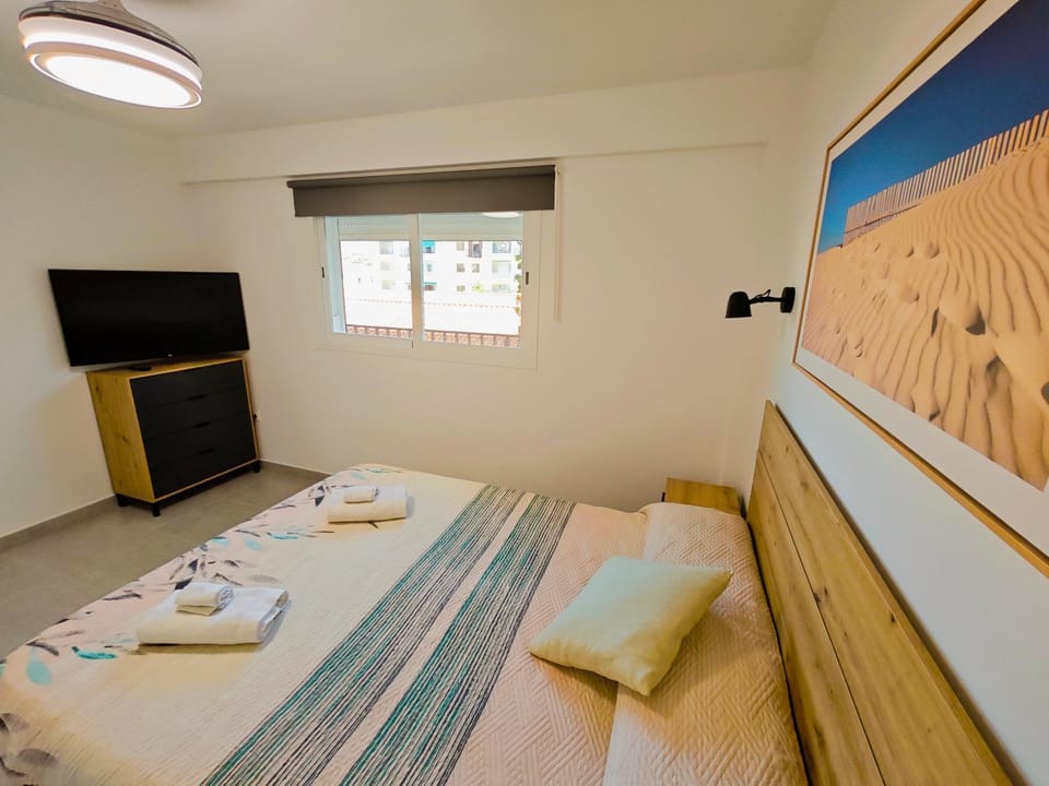 Bed, TV and multimedia, Photo of the whole room, Bedroom, towels