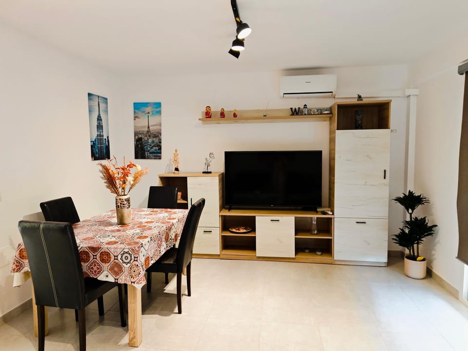 Communal lounge/ TV room, TV and multimedia, air conditioner