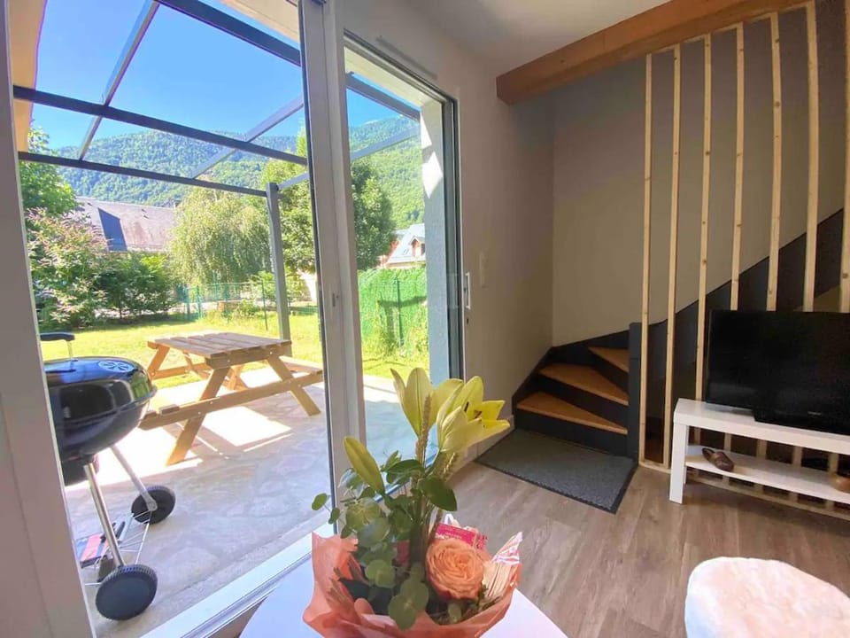 Patio, Spring, Garden, View (from property/room), Balcony/Terrace, Living room, Garden view, Mountain view, Mountain view