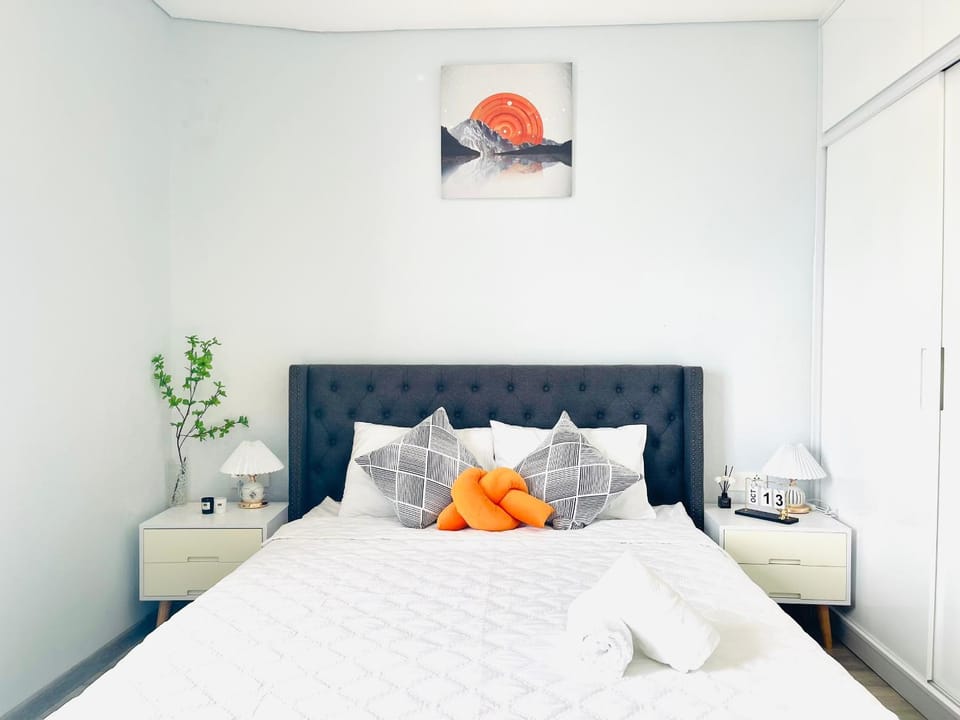 Bed, Photo of the whole room, Bedroom, towels