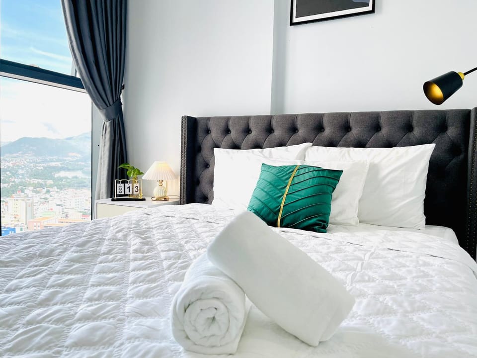 Bed, Photo of the whole room, Bedroom, Mountain view, towels
