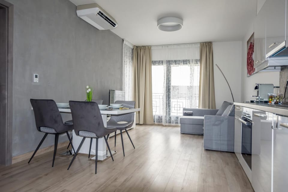 Kitchen or kitchenette, Seating area, Dining area