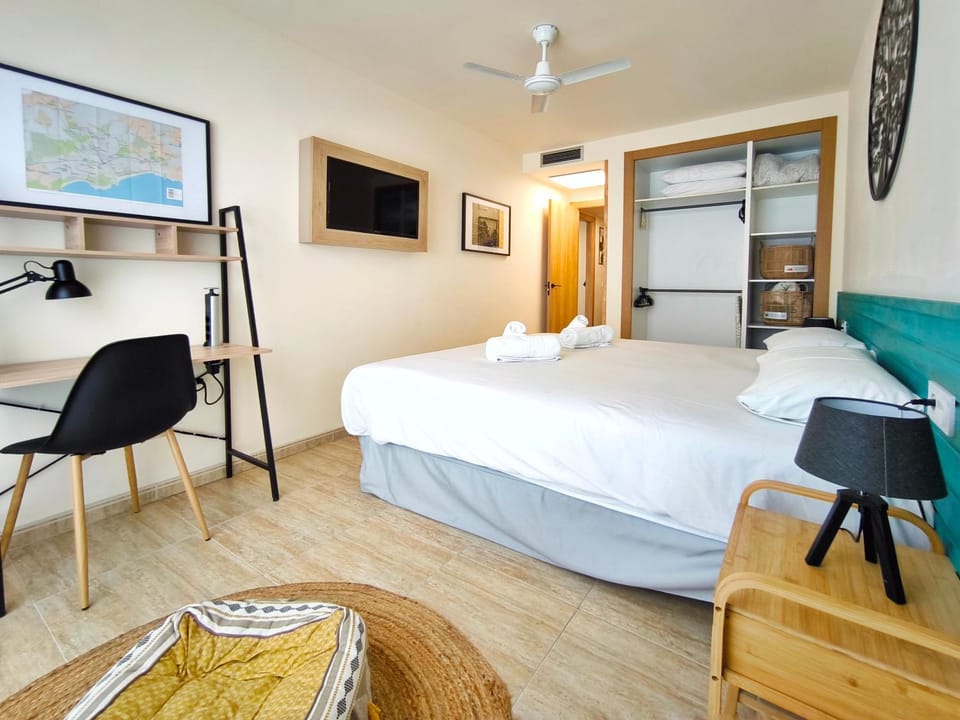 TV and multimedia, Photo of the whole room, Bedroom