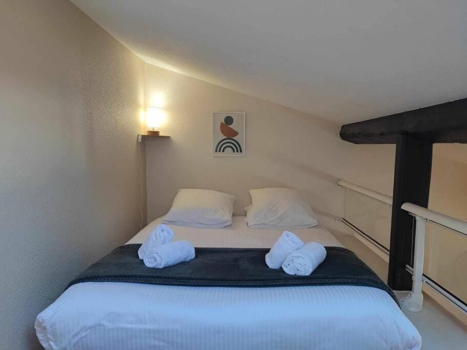 Bed, towels