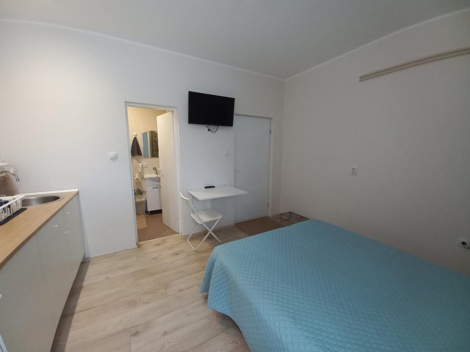 Bed, TV and multimedia, Photo of the whole room