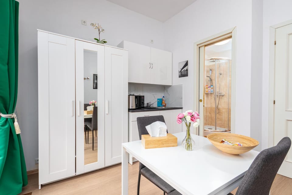 Coffee/tea facilities, microwave, storage