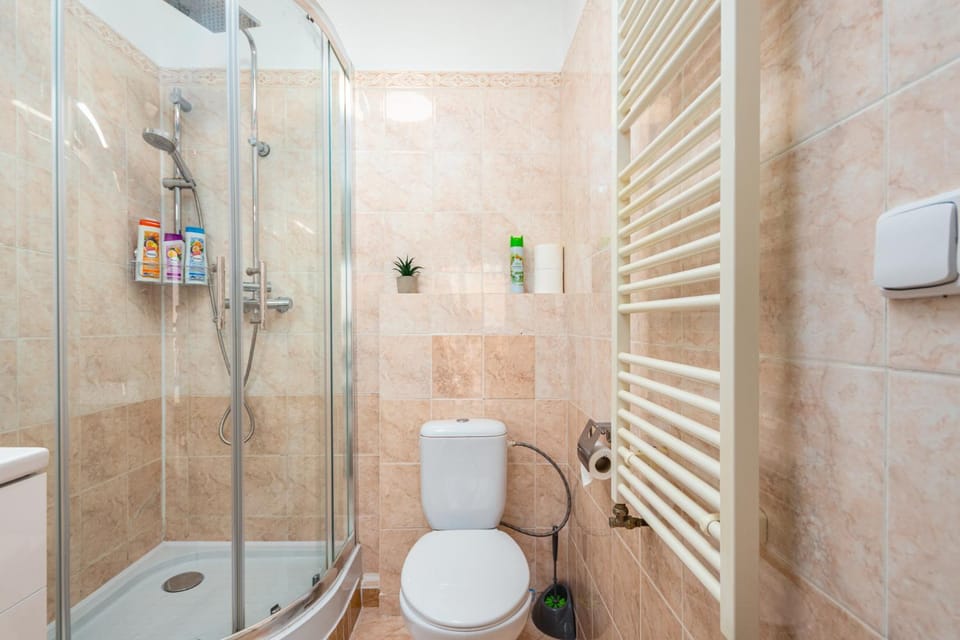 Shower, Toilet