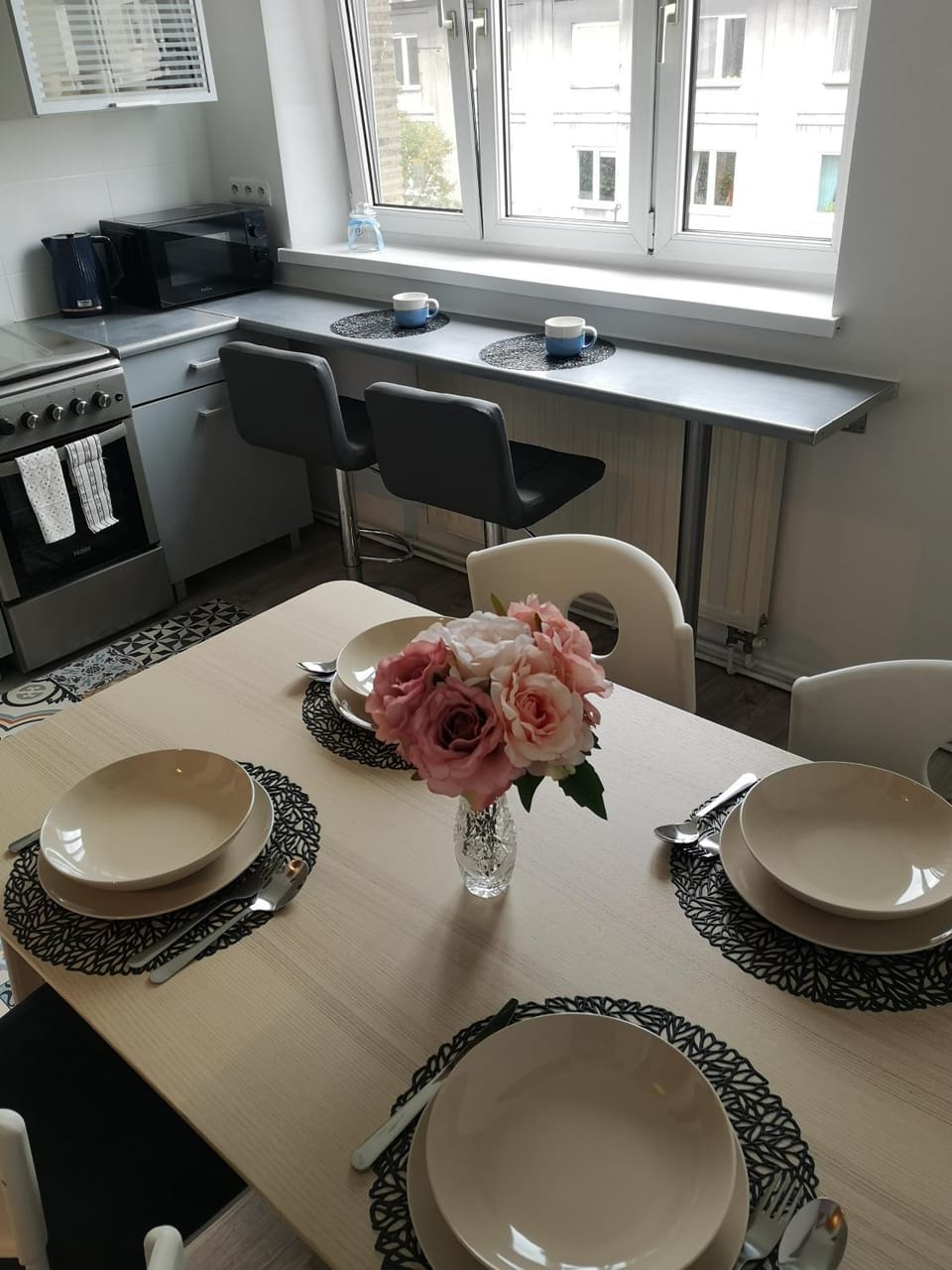 Kitchen or kitchenette, Dining area