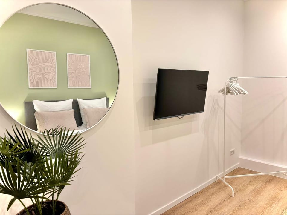 Bed, TV and multimedia, Photo of the whole room, Bedroom
