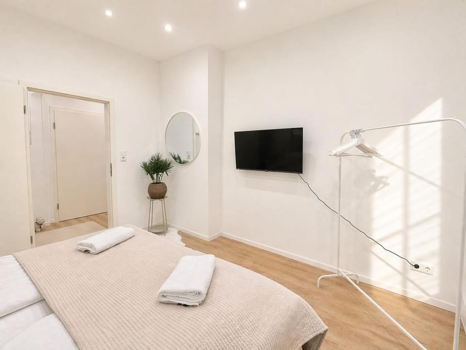 Bed, TV and multimedia, Photo of the whole room, Bedroom, towels, wardrobe