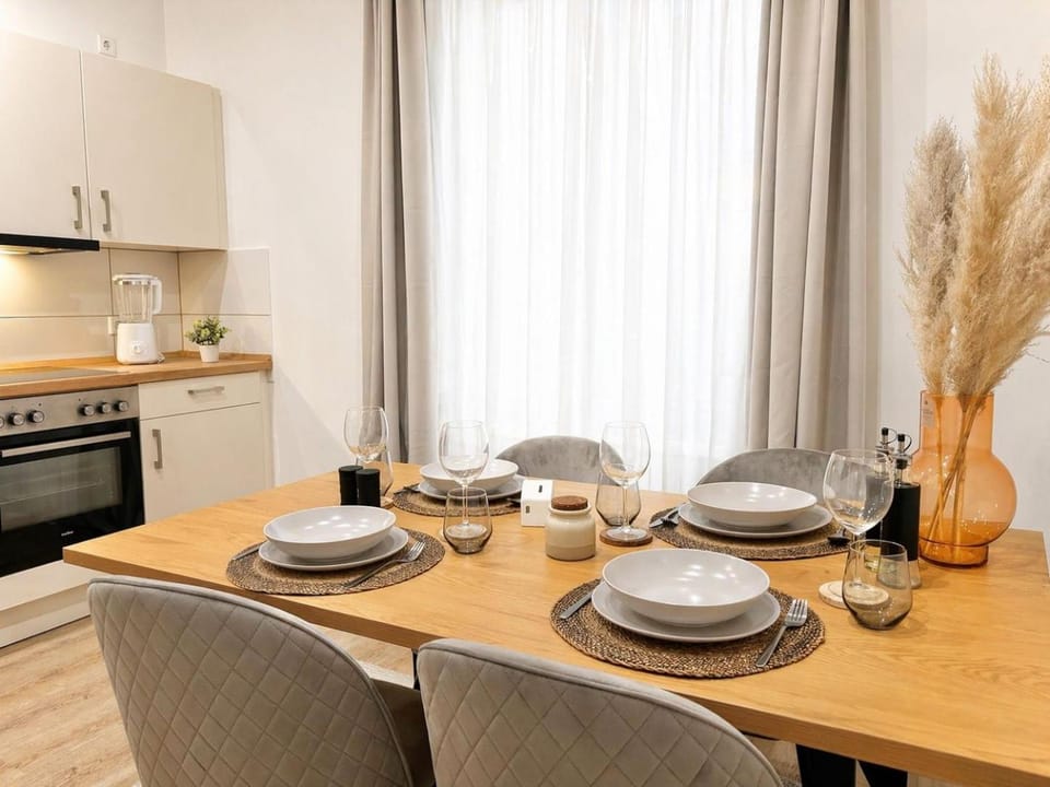 Kitchen or kitchenette, Dining area, stove