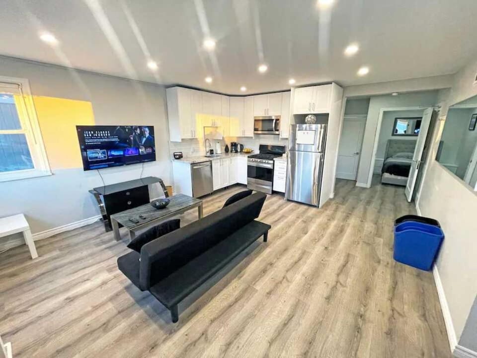 TV and multimedia, Kitchen or kitchenette, Living room, Seating area, Dining area, dishwasher, oven, stove, toaster