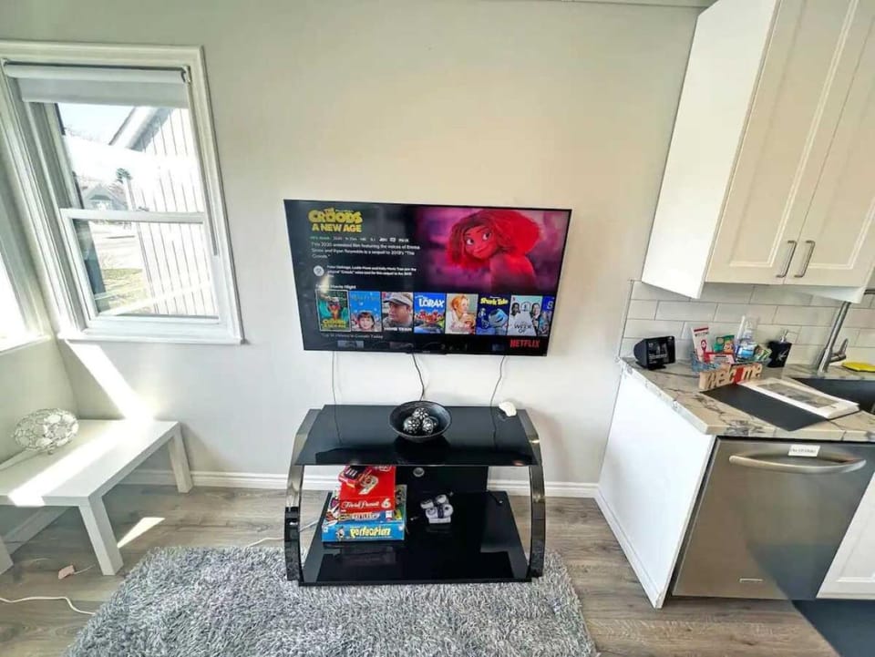 TV and multimedia, Coffee/tea facilities, Kitchen or kitchenette, Dining area, minibar, oven, stove, toaster