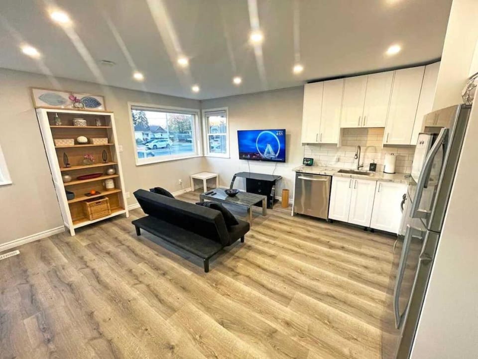 TV and multimedia, Kitchen or kitchenette, Living room, Seating area, Dining area, oven, stove