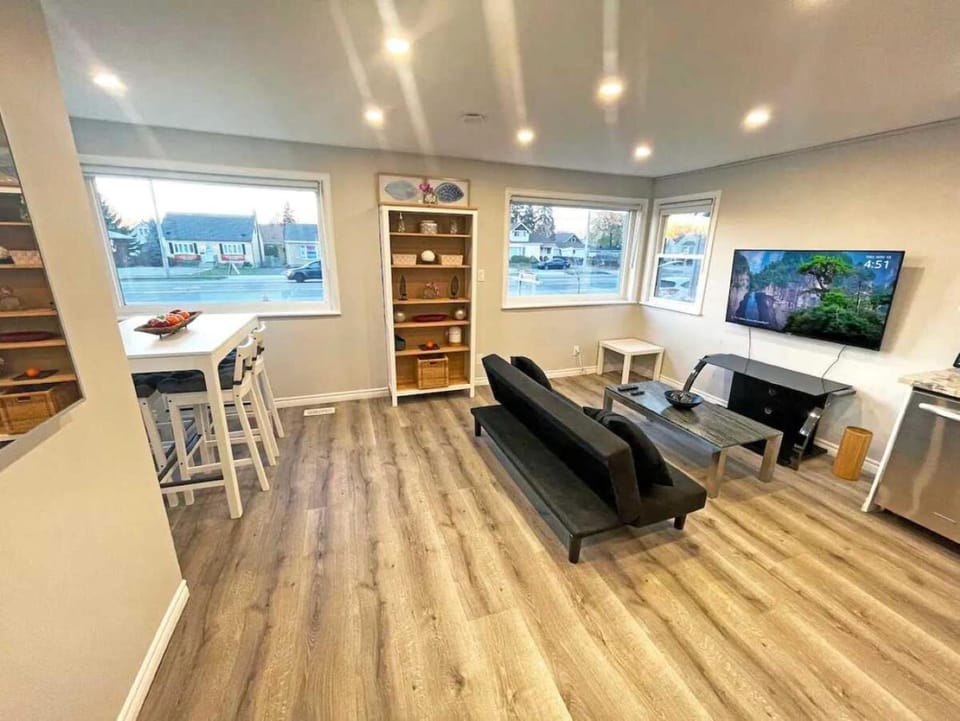 TV and multimedia, Kitchen or kitchenette, Living room, Seating area, Dining area