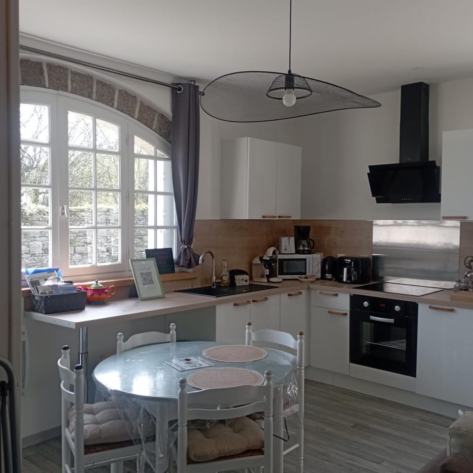Kitchen or kitchenette, Dining area, pet friendly, stove, toaster, kitchen