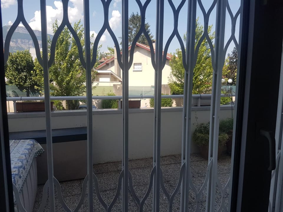 Chambre privative avec terrasse X Vacation rental in Grenoble