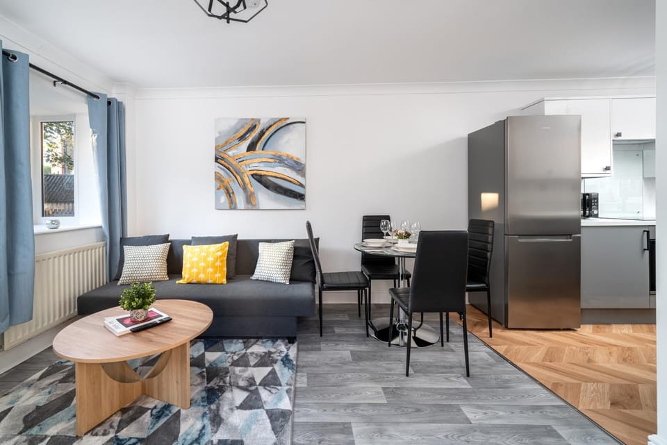 Kitchen or kitchenette, Living room, Seating area, Dining area