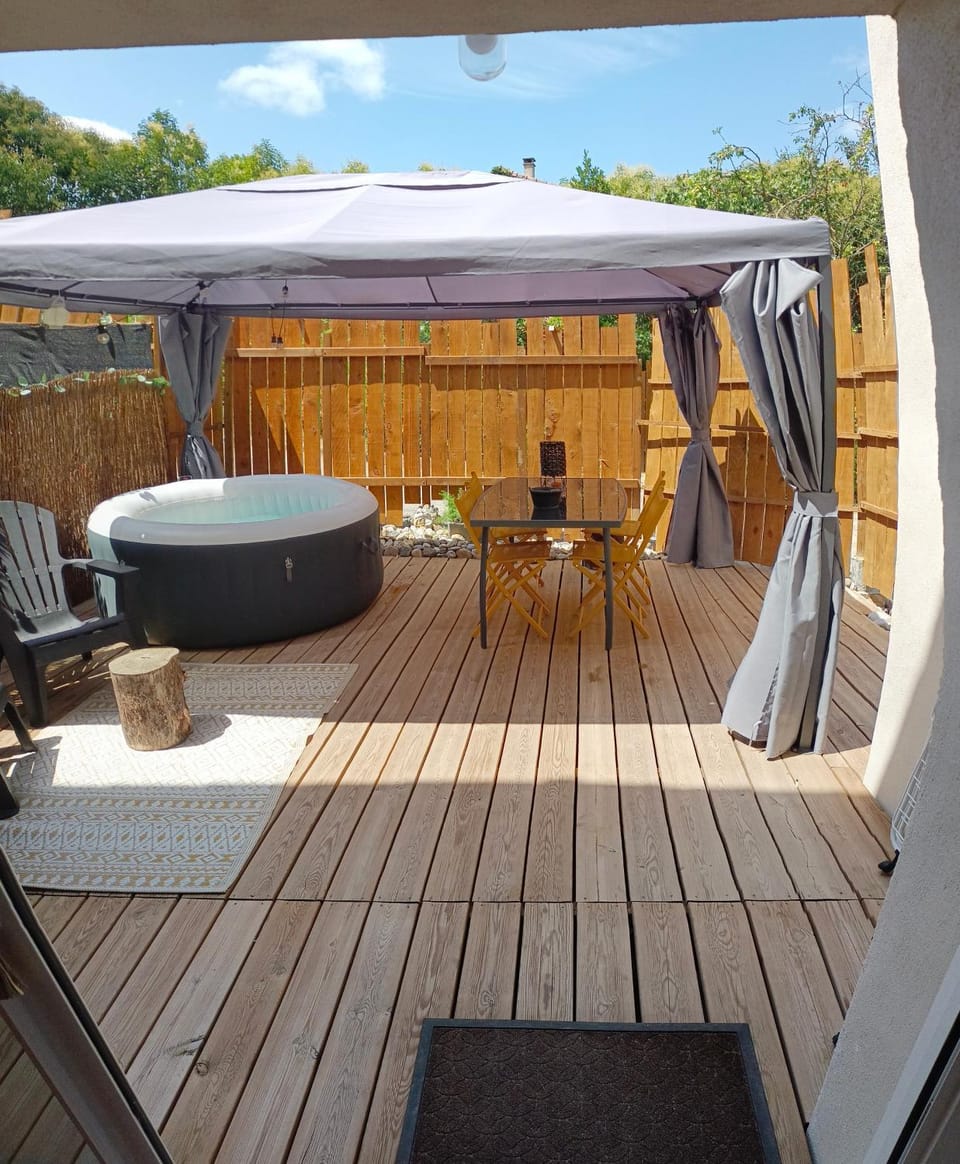 Patio, Day, Hot Tub, Balcony/Terrace