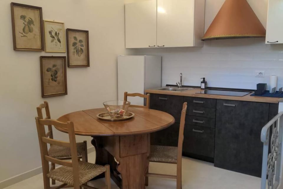 Kitchen or kitchenette, Dining area, minibar