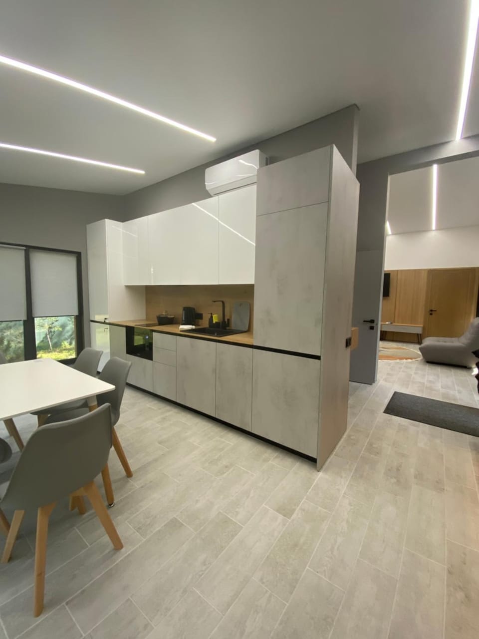 Kitchen or kitchenette, Dining area