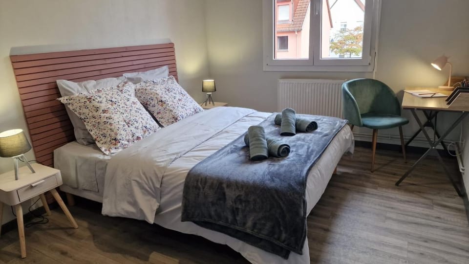 Bed, Photo of the whole room, Bedroom, towels
