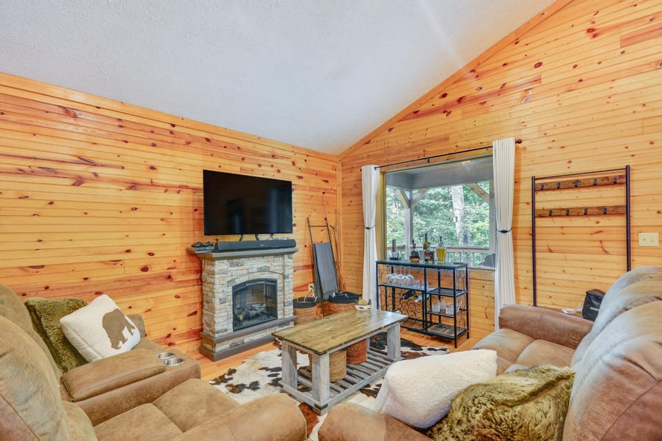 Mtn View + Fire Pit: Pet-Friendly Woodlawn Cabin! Cabin in Virginia