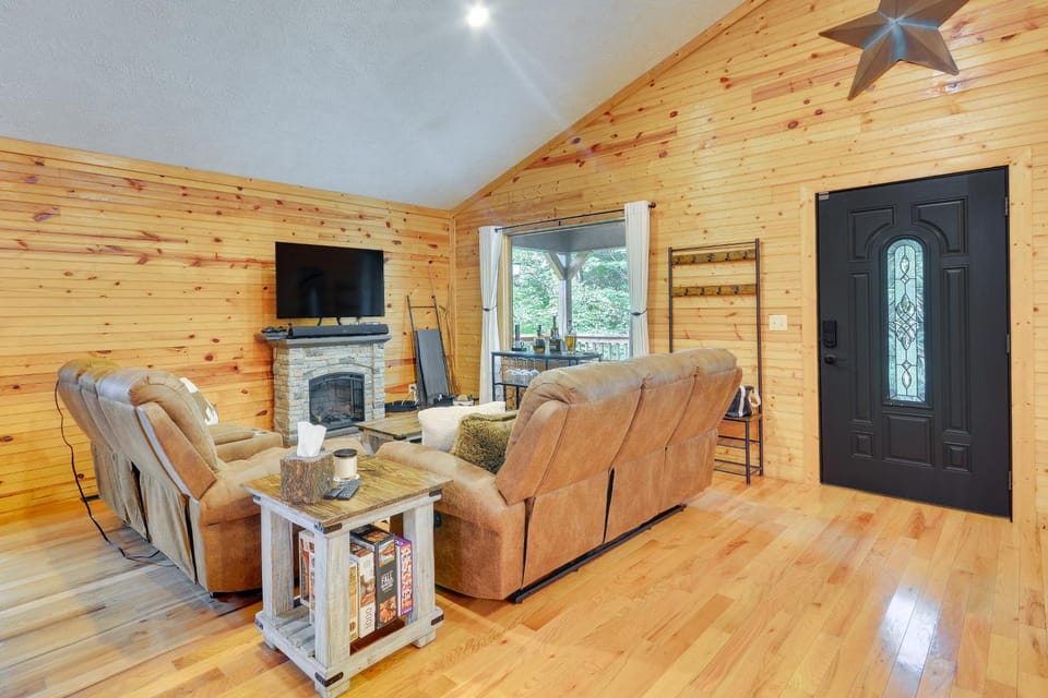 Mtn View + Fire Pit: Pet-Friendly Woodlawn Cabin! Cabin in Virginia